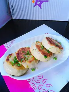 Steamed buns with onion flavor