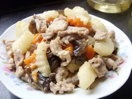 Scrambled pork slices with yam