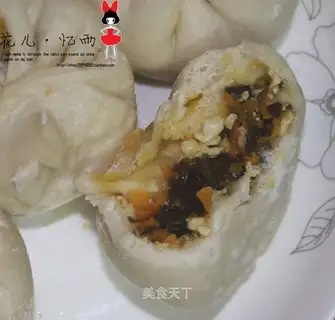 Steamed buns filled with carrot and vegetarian