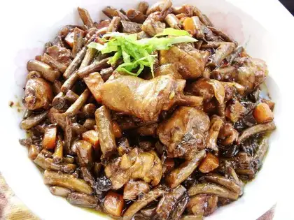 Braised chicken legs with tea tree mushroom