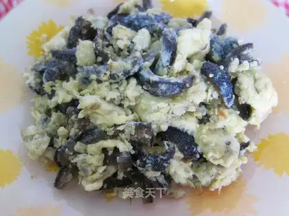 Scrambled eggs with black ginseng