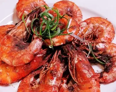 Hong Kong-style dry-roasted shrimp with salt and pepper