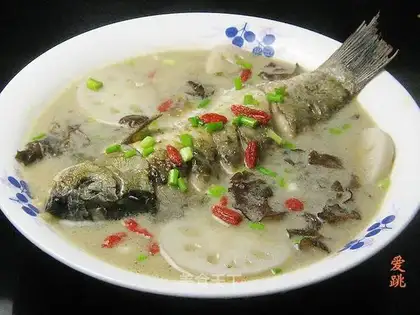 Black fungus, lotus root and carp soup