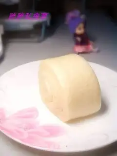 Cutting steamed buns with milk knife