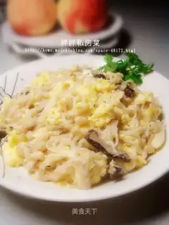 Scrambled eggs with mushroom