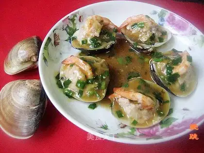 Fresh shrimp meat paste embedded with clams