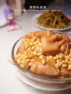 Stewed pig's feet with soybeans