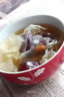 Tremella pear and red dates soup