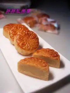 Cantonese Lotus Seed Moon