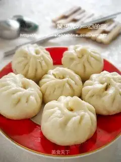 Pan-fried buns with cured tomato and pork
