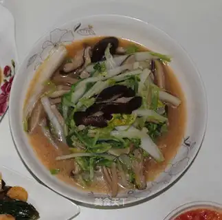 stir-fried mushrooms and cabbage