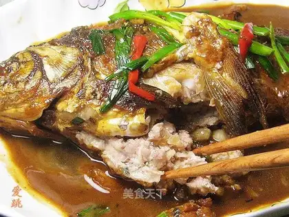 Wrap melons in meat paste and embed crucian carp