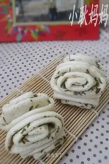 Scallion Rolls with Salt and Pepper