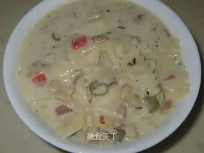 Spaghetti in white sauce with bacon and mushroom
