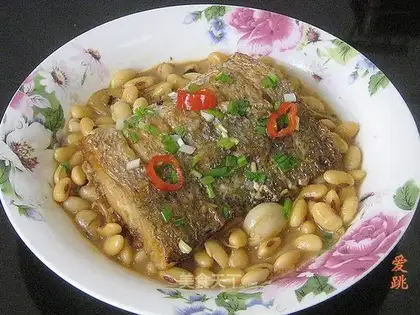 Braised soybeans with salted perch