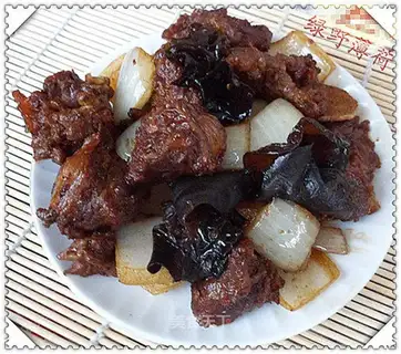 Braised beef with onion and fungus