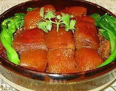 Stewed pork knuckle with sugar and wolfberry