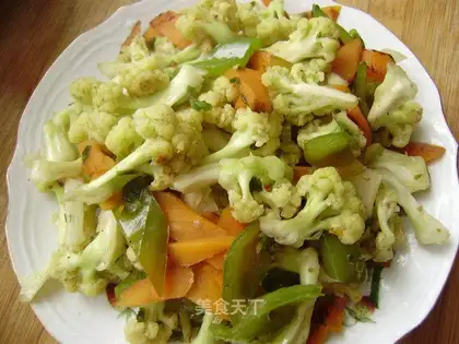 stir-fried cauliflower with carrot and green pepper