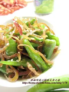 Fried green pepper with dried whitebait