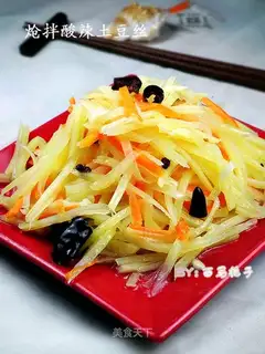 Stir hot and sour shredded potatoes