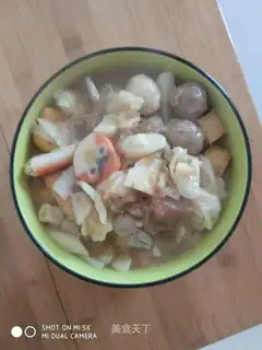 A cabbage fan with hot potballs