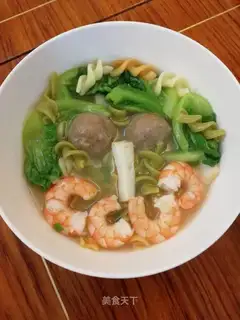 Three-coloured vegetable noodles for shrimp