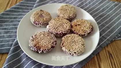 Potato red sugar sesame cake