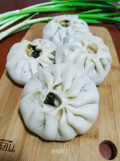 A spinach egg bun