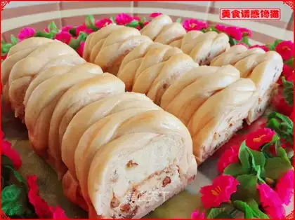 Red-tree cake rolls