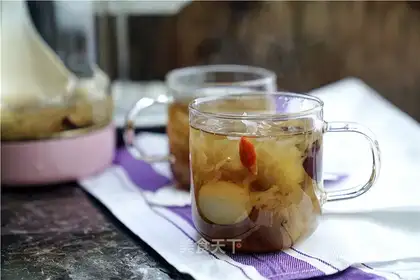 Silver ear soup for quail eggs