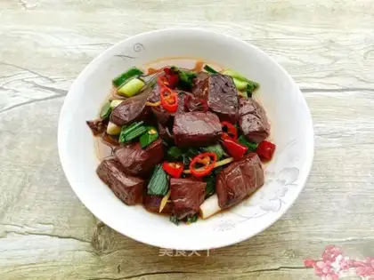 Garlic fried pig blood
