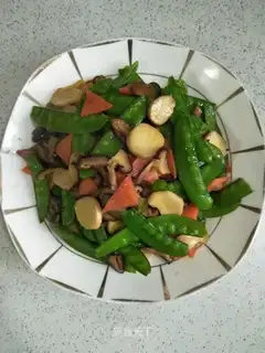 Two mushrooms, Dutch beans