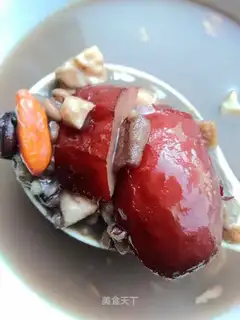Five red walnut soup