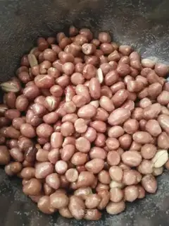 Pop peanuts