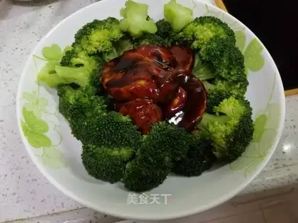 Pelican apricot with broccoli