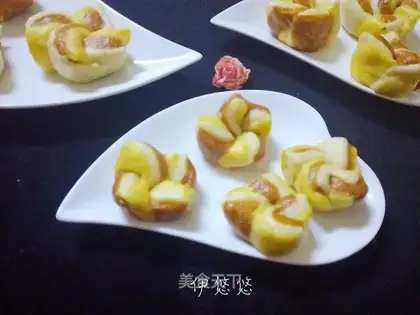 Three-coloured buns