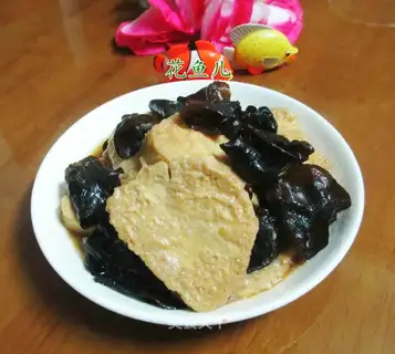 Black-mucked chicken