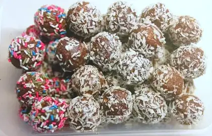Chocolate oatmeal energy ball