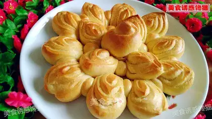 Gold-coloured coconut bread