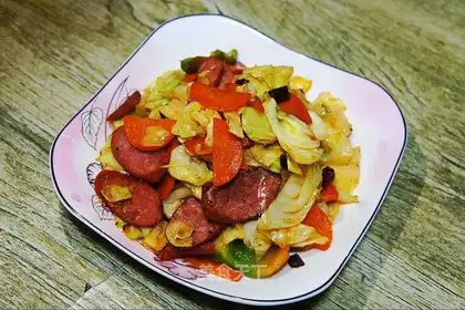 Black pepper beef sausage is fried kale