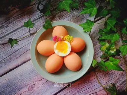 The kettle boils eggs