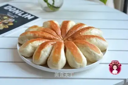 Fry fish seeds, croissants