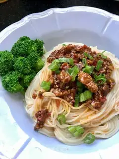 Spicy beef sauce noodles
