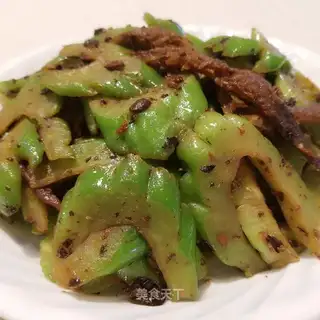 The beanfish fried the bitter melon