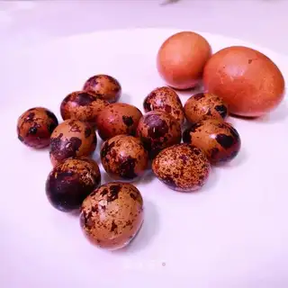 Five cedar quail eggs