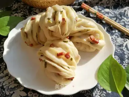 Beef onion rolls