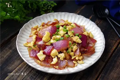 Onion fried eggs