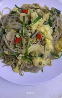 Green bean sprouts and fried eggs