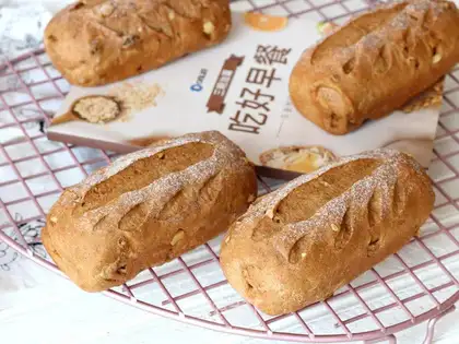 Red sugar cinnamon pecan bread