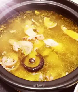 Yellow wine and chicken soup